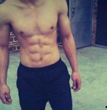 金世佳肌肉照片,健身成果令人瞩目